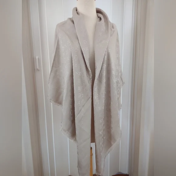 Louis Vuitton Monogram Chale Shawl - Picture 3 of 9